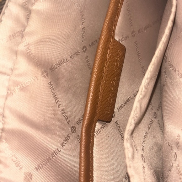 Micheal Kors Jet Set Large Crossbody Purse - Picture 4 of 8